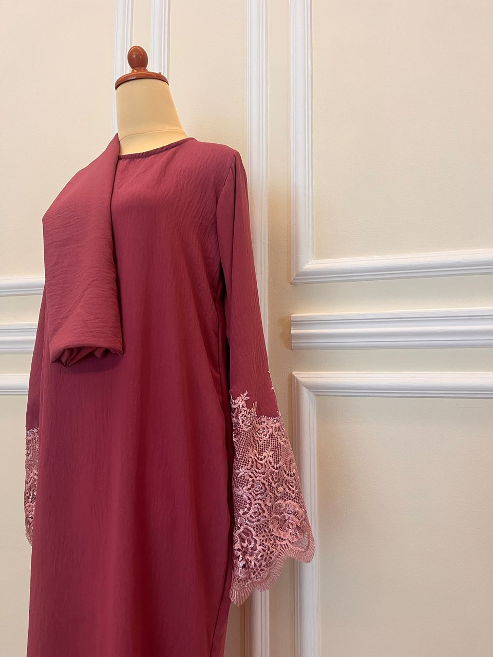 Elegant Pink Abaya - Image 2