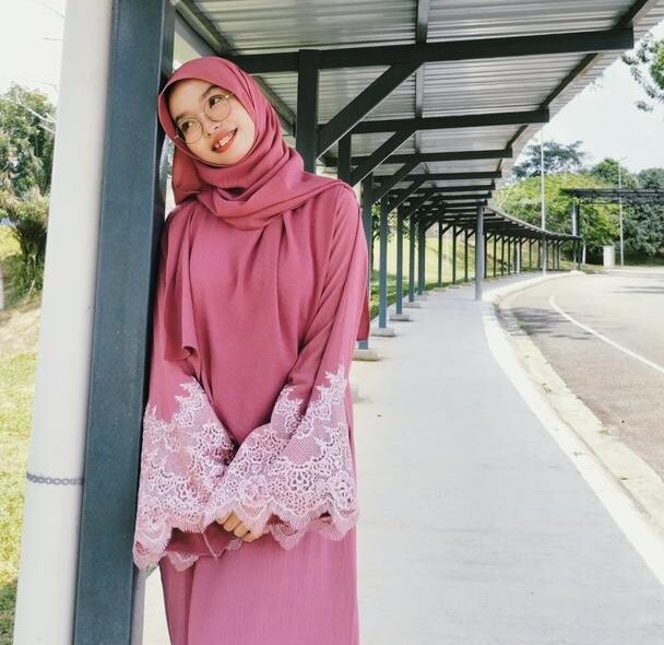 Elegant Pink Abaya - Image 3
